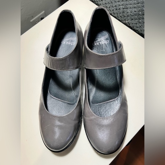 Dansko smooth leather Mary Jane’s in a pretty gray with black soles. Sz 40 - Picture 9 of 10